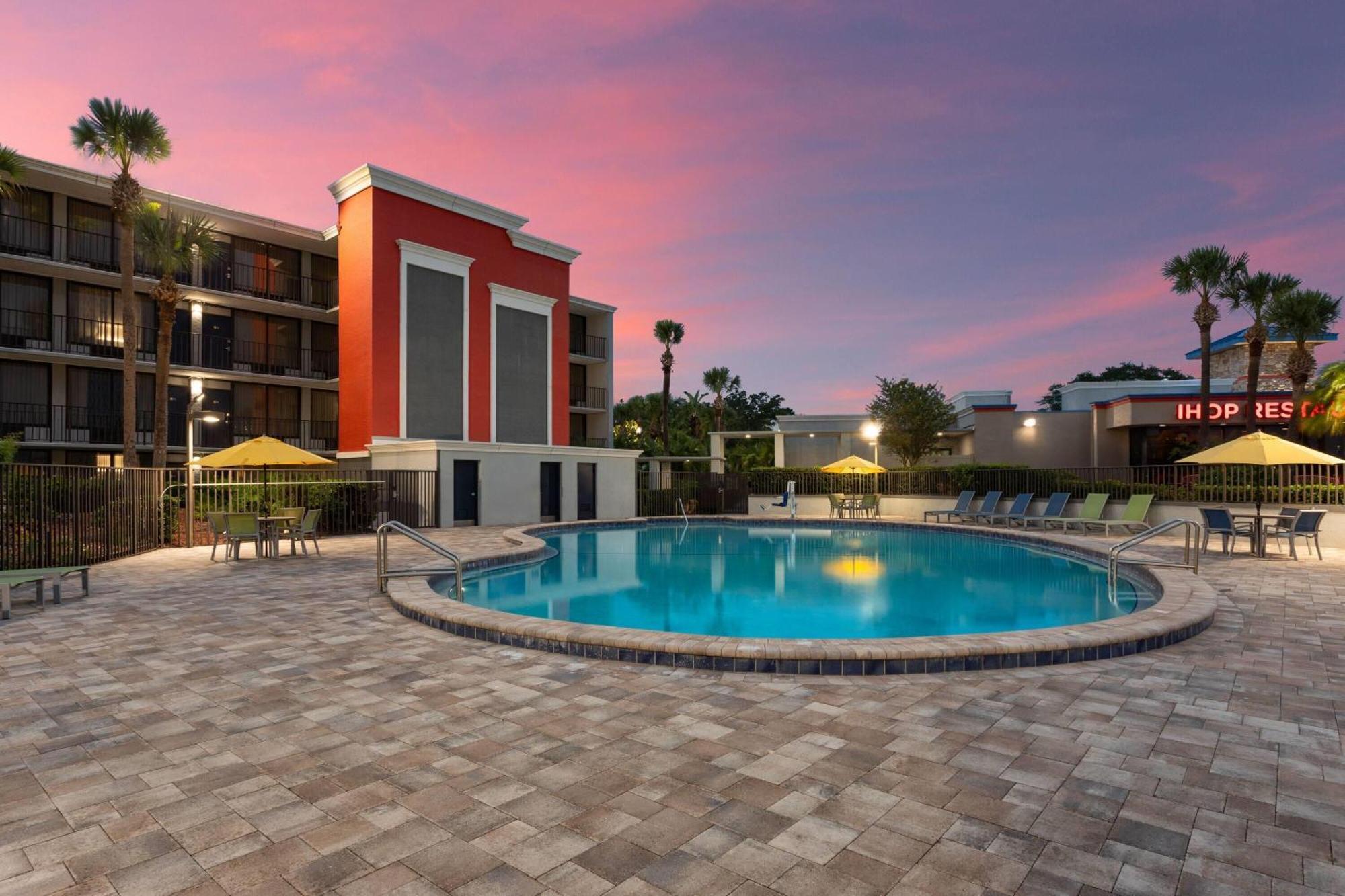Days By Wyndham Orlando Conv. Center/international Dr 2*